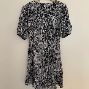 Söt klänning ifrån NA-KD - Endast använd en gång, storlek 36. 