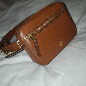 Ralph Lauren belt bag - Helt ny Ralph Lauren midjeväska. Bältet kan användas separat eller med väskan, likaså väskan som kan användas som clutch. Stl Xs.