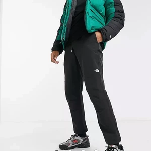 North face byxor  - Coola, sportiga byxor. Använda extremt sparsamt, nästan helt nya.. Det är ett par killbyxor tydligen, men jag har använt dom som tjej ändå. 