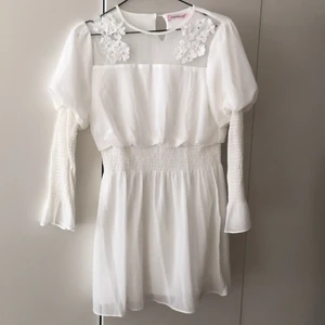 Romantisk klänning - Super fin och söt klänning, använt denna vid två tillfällen och absolut älskar den! Dock känner jag att den behöver ett nytt hem då den inte riktigt passar in i min stil längre. Inköpt i Australien