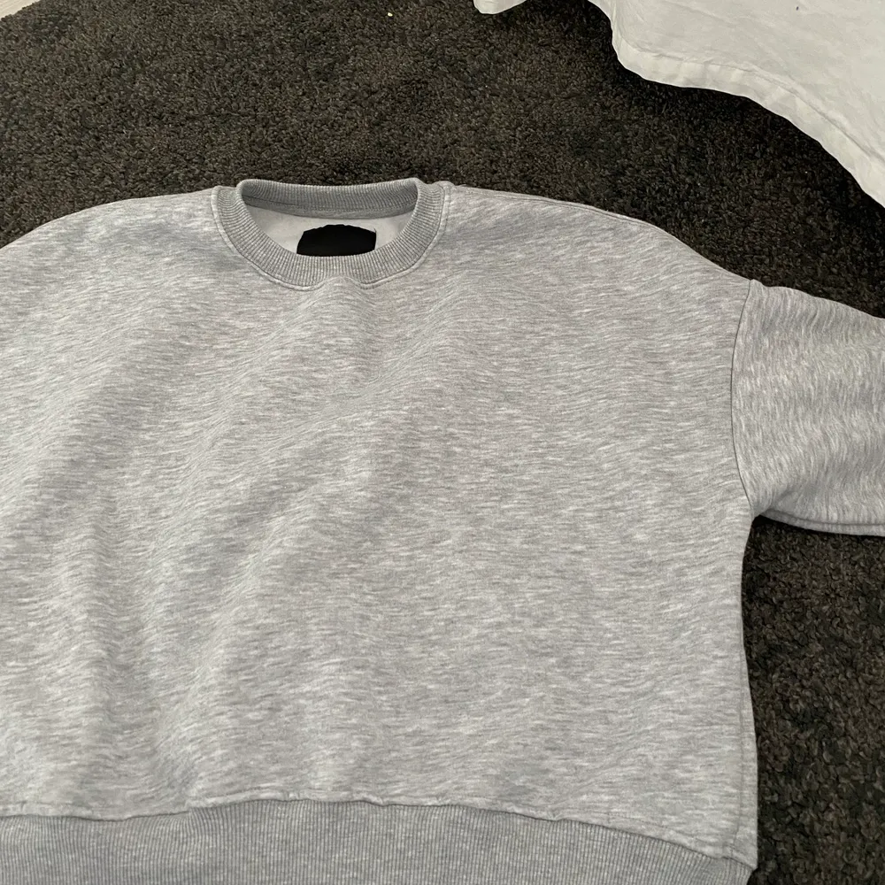 En super fin och enkel grå tröja! Från lager 157, storlek xs-s. Passar super bra till allt. Säljer då den bara ligger i garderoben och inte kommer till användning. Den är knappt använd och i super fint skick! Som ny!. Tröjor & Koftor.
