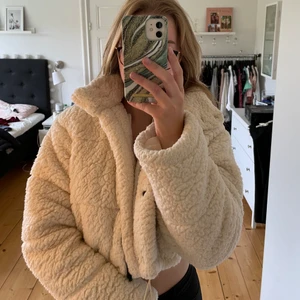 Teddy jacka - Jättemysig kort teddyjacka från Boohoo i strl 36/S! Superfin jacka, använd ett fåtal gånger! 150kr eller bud, köpare betalar eventuell frakt. Betalas via Swish ❤️‍🔥❤️‍🔥