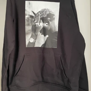  Tupac Hoddie - En Tupac hoddie i storlek M. Använd få gånger, som ny. Säker den pågrund av, den är lite liten för mig.                       Pris: 200kr.