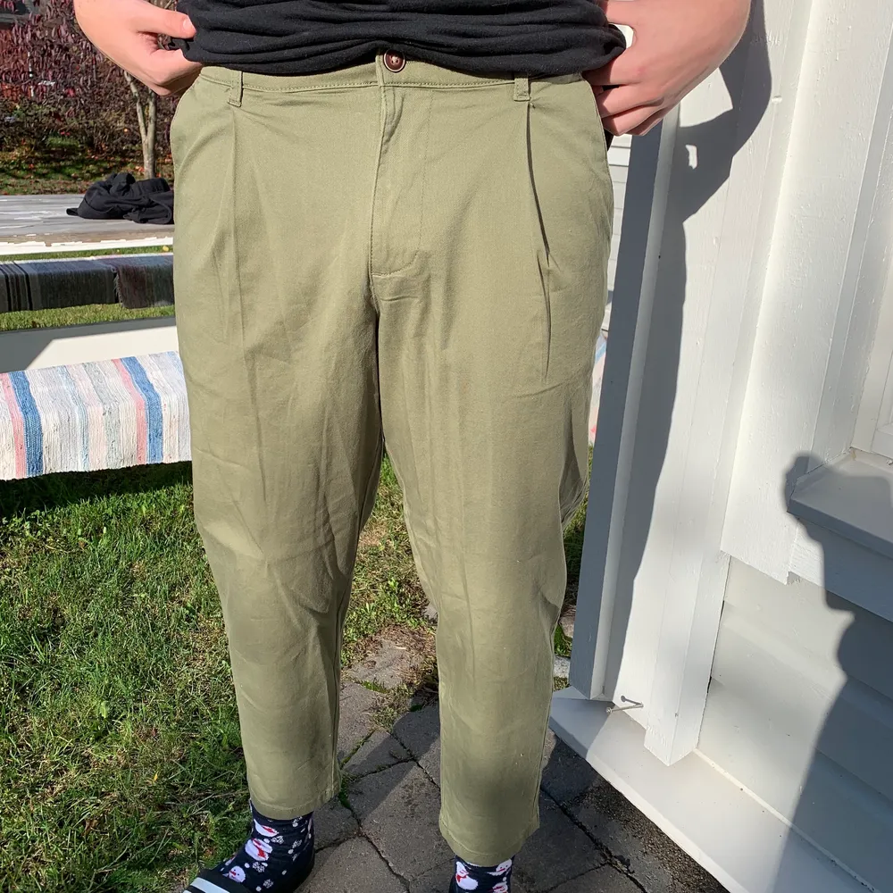 Väldigt snygga loose fit chinos. Aldrig använda, lappen sitter kvar. Dom var för korta för mig och kunde inte lämna tillbaka dom. Jag är 178cm lång. Nypris 500kr. Köparen står för frakt.. Jeans & Byxor.