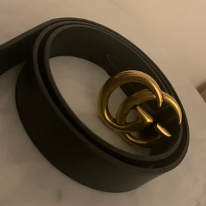 Äkta gucci bälte  - Äkta gucci bälte, köpt i gucci affären på stureplan. Som ny! Sparsamt använd! Kvitto, dustbag och påsen finns. 