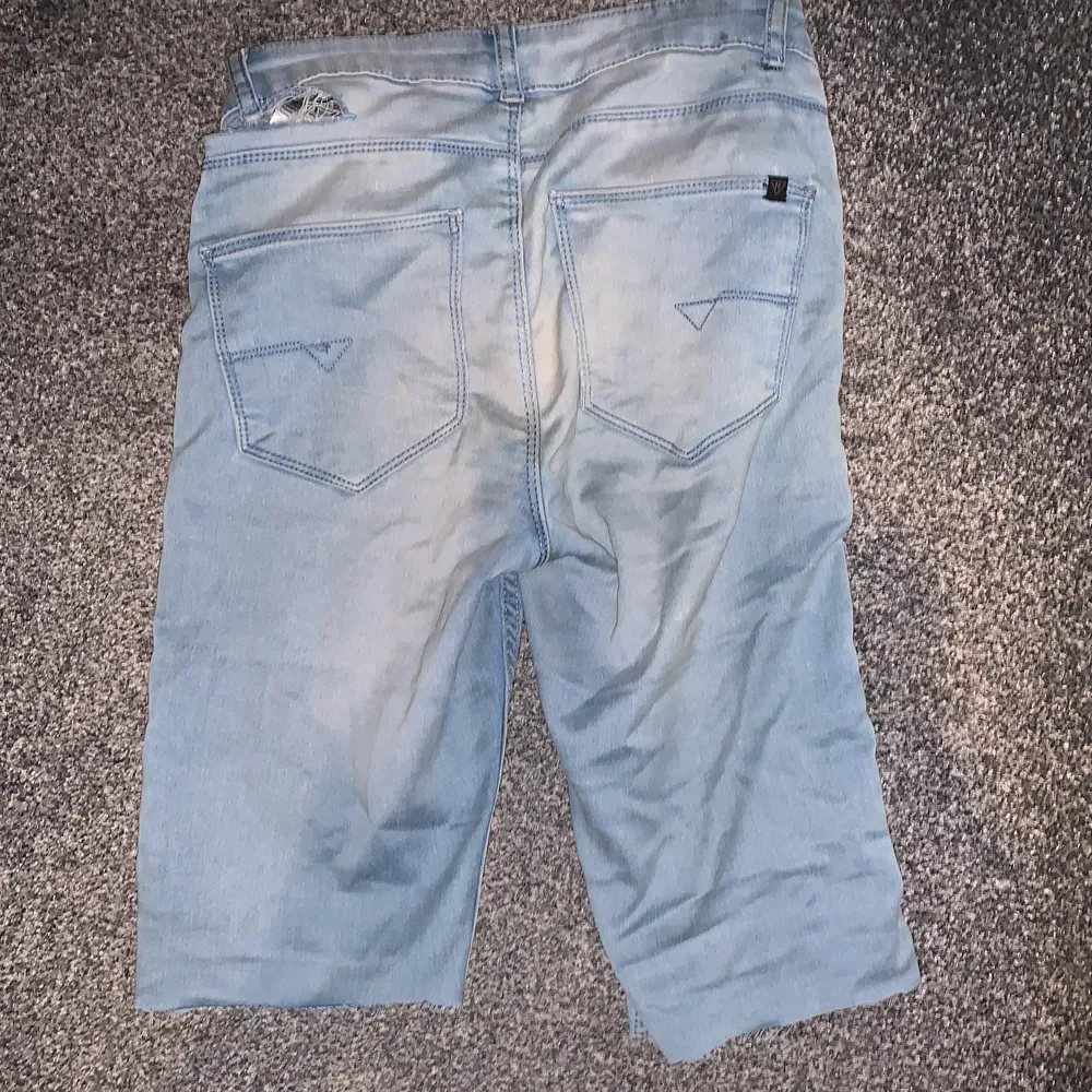 Superfina jeans shorts i längre modell som jag faktiskt frf använder!💞 Passar perfekt utomlands☺️💞😍 Bjuder frakt Inga fläckar bra skick. Jeans & Byxor.