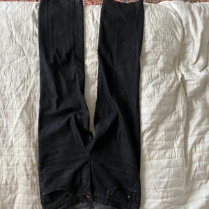 Lågmidjade jeans - Sjukt snygga lågmidjade jeans köpta secondhand! Fin färg och passform med coola detaljer i svarta stenar på bakfickorna😍sitter snyggt på mig som är en storlek S men passa nog xs med då jag satt in en snörning i midjan så man kan ta in dem extra, syns inte alls på utsidan💘💘 kan skicka mer bilder! 