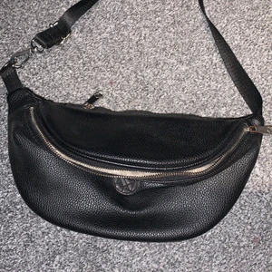 Super söt svart väska från NYPD🖤🖤🖤 - SUPERFIN svart väska från NYPD! Som ny💞 Den har axelband så man kan ha den runt axeln men superfint att bara ha den som den är! Kan även ta bort banden så de blir som en fin liten väska supersöt💛 BJUDER FRAKT