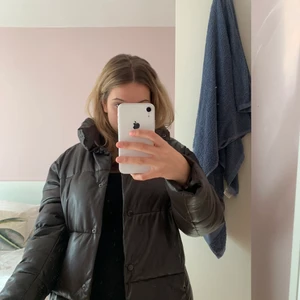 Puffer jacket i läder  - Brun puffer jacket i läder 