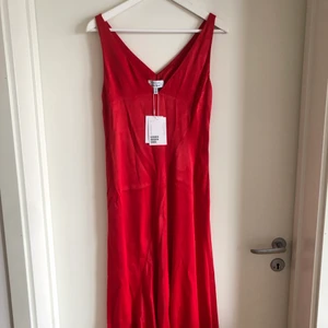 Vacker klänning från & other stories - Helt oanvänd och superfin satinklänning i fin och mellanlång passform, säljer pga för stor
