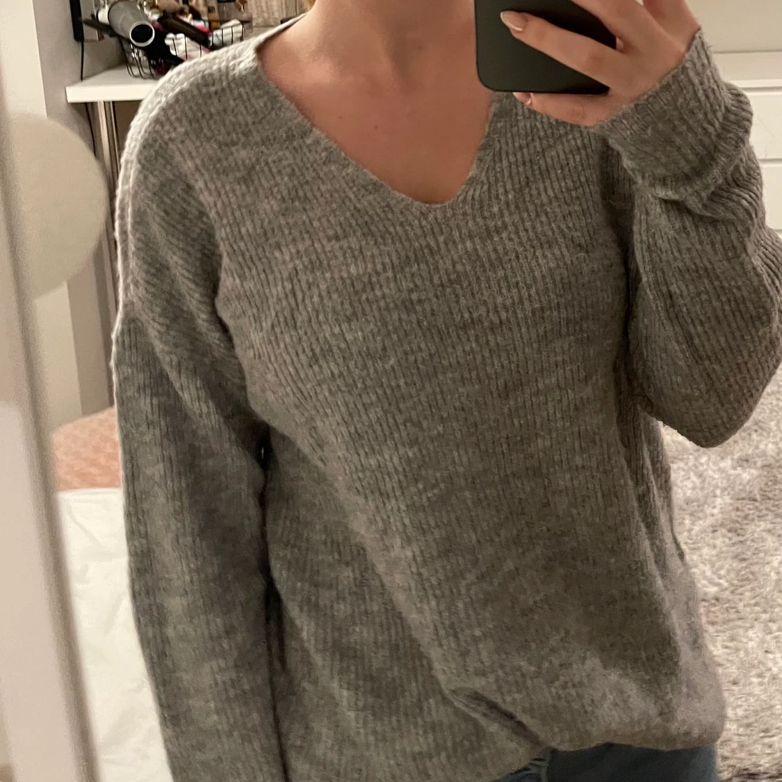 V ringad grå stickad 