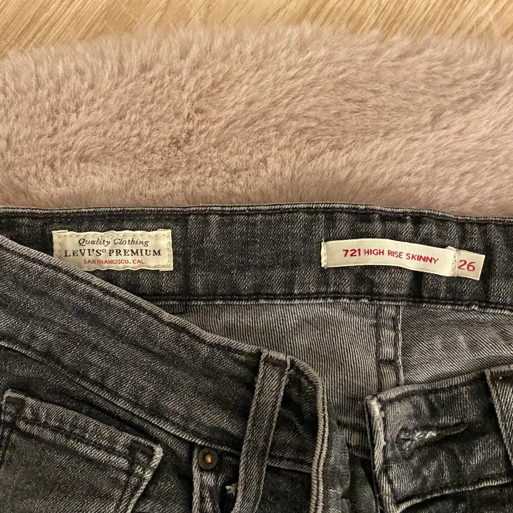 Ett par gråa Levis jeans som inte är använda många gånger. . Jeans & Byxor.