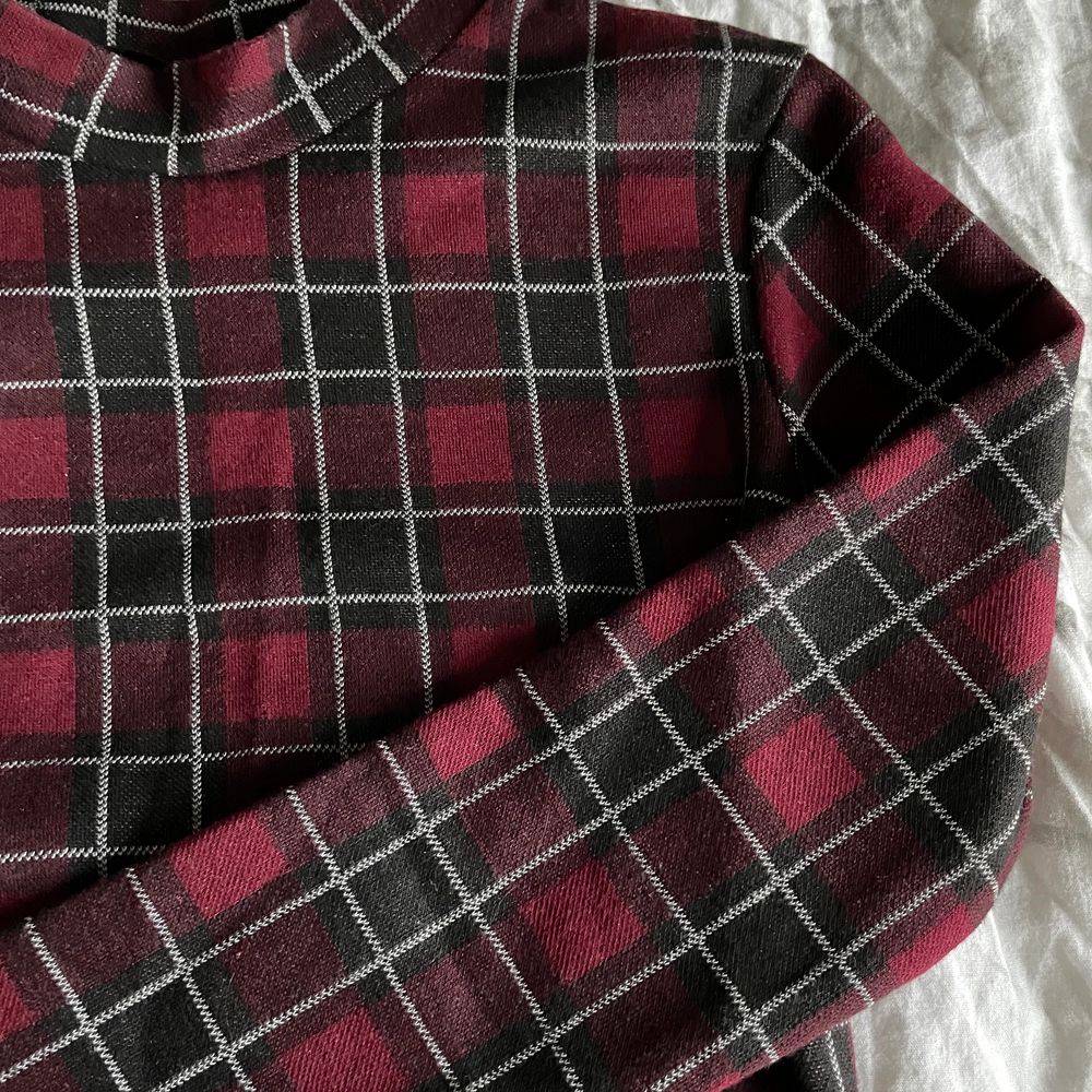 Långärmad tight tröja från Pull & Bear, storlek XS aldrig använd ❤️ färgen är mer vinröd irl, superfin att ha under klänningar/oversize t-shirts men säljs för kommer inte till användning, frakt tillkommer ❣️. Tröjor & Koftor.