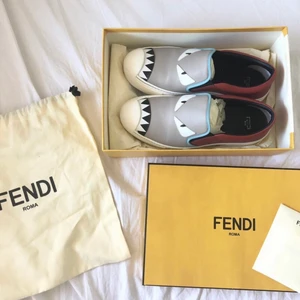 Fendi sneakers - Säljer mina as coola fendi sneakers (såklart äkta)  som tyvärr är lite små för mig därför är dem endast använda fåtal gånger, allt på bilden kommer med, skriv bara om ni har några frågor och buda!💕
