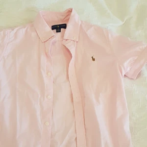 En larlph Lauren skotta i storlek xs. - En larlph Lauren skotta i storlek xs. I ljus rosa färg. kan användas för både killar och tjejer.