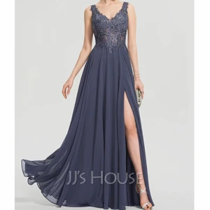 Bal klänning - Bal klänning i storlek 32 köpt för 1700kr från jjshouse.  Midjemått storlek: 65cm.  Byst mått: 83cm.  Färgen är super fin och heter stormig som är en blandning mellan marinblå och grå. Klänningen är endast använd vid ett tillfälle. Inga tecken på slitage eller liknande, jätte fint skick! Den är så gott som ny! Säljer den för 900kr. Köparen står för frakten! Jag är 163cm lång men har ca 5cm klackar på mig. (Fler bilder finns!)