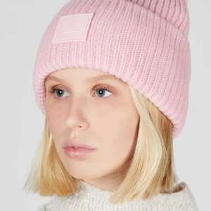 Mössor - Säljer både en rosa och vit mössa. Fint skick den rosa är nyskick och den vita använda lite mer. Köpta 1100 säljer båda för 1000 och en för 500kr