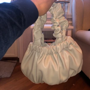 Väska  - Väska från Misslisibells kollektion för NA-KD. Jättefin och använd endast ett fåtal gånger. Köp direkt för 149kr. Jättefin beige färg som inte riktigt framträder på den andra bilden. Första bilden är tagen med blixt. OBS köparen står för frakten.