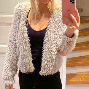 Fluffig jacka - Fluffig jacka från Gina. Köpt för något år sen o använder ej längre. Är i rätt så bra skick. Köparen står för frakten💖