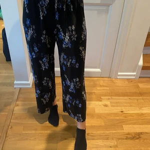 Luftiga byxor från Gina tricot  - Sköna luftiga byxor riktigt bra att använda om man gillar att busa sig eller spraytana sig. Ser helt nya ut o bara använda några få gånger. Storlek xs men passar även upp till stl M då dom är riktigt stretchiga. Köparen står för frakten