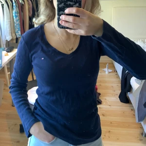 Tröja från Tommy hilfiger i XS - Välanvänd tröja som är marinblå, säljer den då jag tycker att den är för fin för att slängas