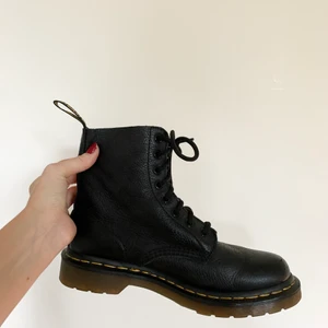 Dr martens 1460 Pascal - Storlek 38. Fint skick, använda vid max 5 tillfällen. Saknar innersulor pga haft egna sulor i. Annars inget att anmärka på. Kan skickas mot fraktkostnad alt mötas upp i Stockholm :) nypris: 1995kr.