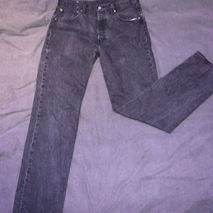 Levis 501 32/34 - Mörkgrå Levis 501 i bra skick köpta för 1200