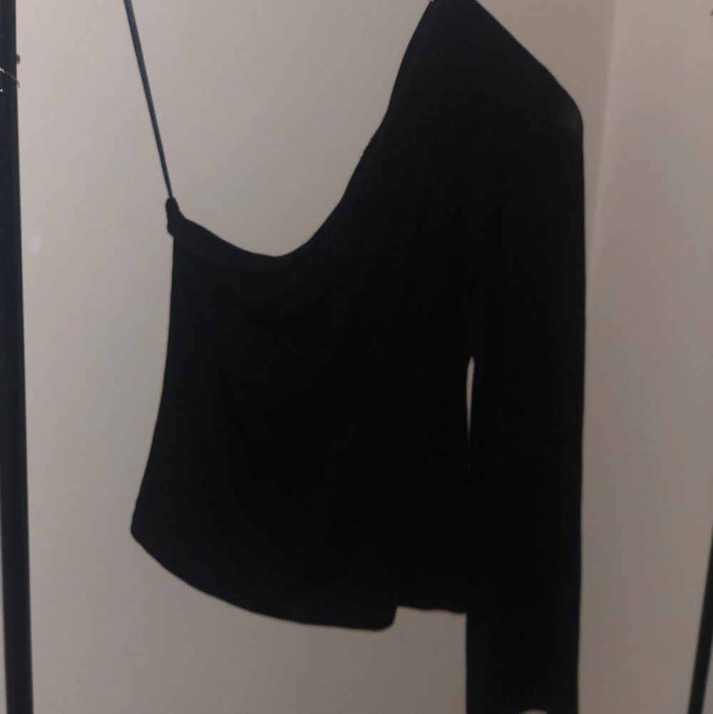 Superfin svart enärmad tröja med en vid arm ifrån Cubus, säljs pga aldrig haft användning för den tyvärr, så den är helt oanvänd förutom vid provning. Perfekt skick! Väldigt strecthingt material så kan även passa större storlekar.. Toppar.