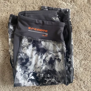 Träningstights  - Mönstrade träningstights från SOC. Storlek 34. De är i fint skick då de ej har kommit till användning. 