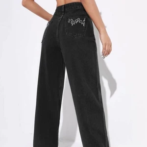 Svarta Jeans - Helt nya, lite för små i midjan men annars skitsnygga, väldigt snyggt material. Skriv för fler bilder💕