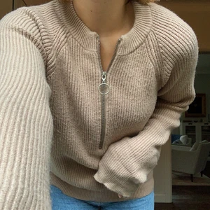 Beige tjocktröja med zipper - Säljer denna beigerosa tjocktröjan från NAKD.✨ Superhärligt material. I strl S. Säljer pga att jag inte använder den.🌈
