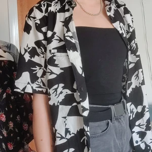 cool skjorta med mönster - Cool, svartvit skjorta med mönster. Använd någon enstaka gång så den är i nyskick! Frakten är inkluderad i priset✨