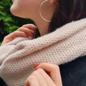Gräddvit tubhalsduk - Varm och gosig tubhalsduk som är stickad i gräddvit färg 💕 Är perfekt nu i kylan och säljer endast för att jag har för många 🙈 Hör gärna av er med frågor. Leveransdetaljer i profilen! 😊