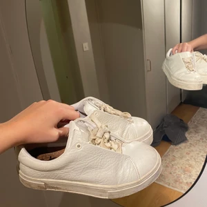Eytys sneakers - Vita eytys sneakers som jag älskat men tröttnat lite på❤️ storlek 39, frakt ingår ej✨