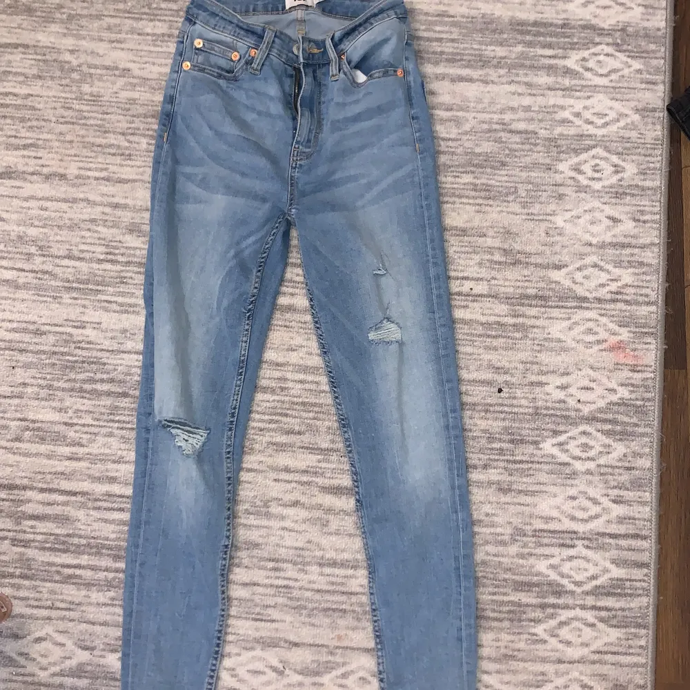tre par jeans som sitter väldigt bra. jag är 166. köp alla för 100 kr o ett för 40 kr. Jeans & Byxor.