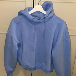 Hoodie - En super fin blå hoodie med en stor skön luva. Använd få gånger så i väldigt bra skick.