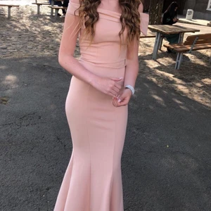 Balklänning strl 34 - Jättefin balklänning från bubbleroom storlek 34 (xs) använd 1 gång på min bal. 💞