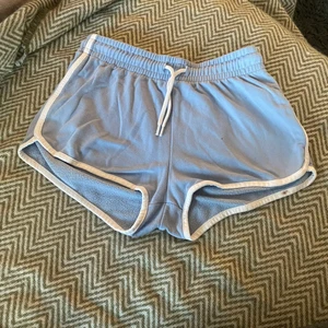 Shorts - Fina shorts. 1 för 30kr 3 för 50kr. Passar nog xs/s.