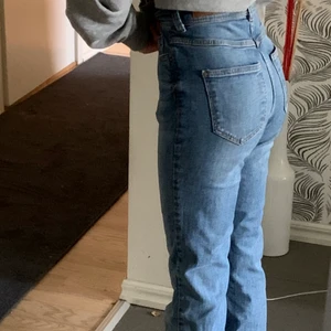 JDY köpt från Nelly strl 34 - Ett par ljus blåa Jens från Nelly.com i strl 34 använt flera gånger o är super bekväma varför jag säljer dem är för att jag inte använder dem längre men som nya.