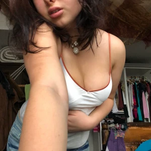 Linne - Jättefint linne med detaljer som tyvärr är för litet för mig 