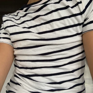 T shirt - En svart vit randig t shirt.