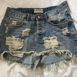 Jeanskjol från ONETEASPOON - Jeanskjol från ONETEASPOON. Kortare fram och längre bak. 