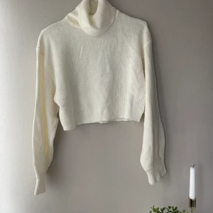 Vit croppad tröja - Säljer denna vita tröja då den inte kommer till användning längre. Pris: 30 + frakt💘
