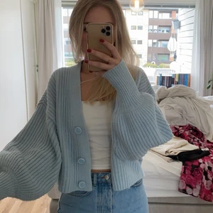 Ljusblå stickad tröja - I perfekt skick! Använd fåtal gånger. Passar typ till allt. 💖