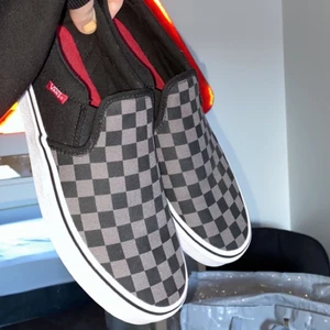 ✨Rutiga Vans skor✨ - Måste tyvärr sälja mina näst intill nya Vans skor då dom är lite för stora, köpte dom för 640kr. Skorna är helt oanvända endast testade. Pris kan diskuteras, o köpare står för för frakten 