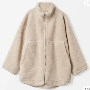 Carin Wester teddy jacka SÖKER!  - Jag söker efter denna jackan i storlek xs! 💫 Slutsåld överallt! Finns i vissa utvalda orter på Åhléns men inget nära mig 👎🏼👎🏼 har blivit kär i den!! Har någon den så vill jag så gärna köpa 😃😃