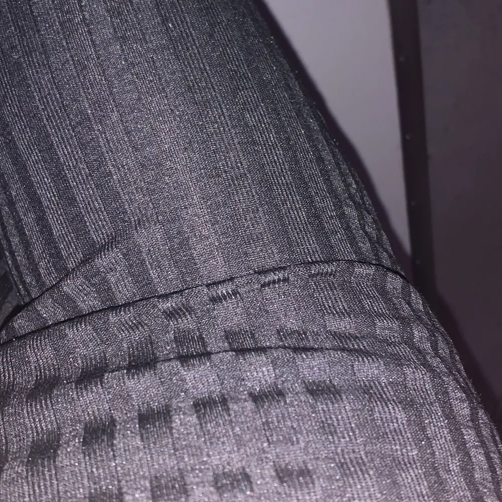 jätte sköna och fina svarta bootcut byxor från hm. dom är typ räfflade och använt ca 3 gånger. Jeans & Byxor.