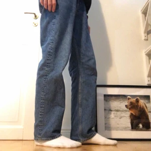 Weekday space - Blåa weekday spacebyxor storlek W32, L32. Felfritt skick med en snygg passform! 