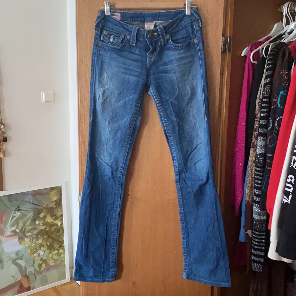 lowrise bootcut jeans. worn condition, thinned denim in some places. . Jeans & Byxor.