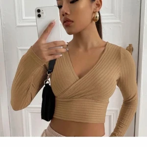 Beige topp - Skit fin beige topp, sitter jätte fint men säljer för jag inte passar i färgen :( 